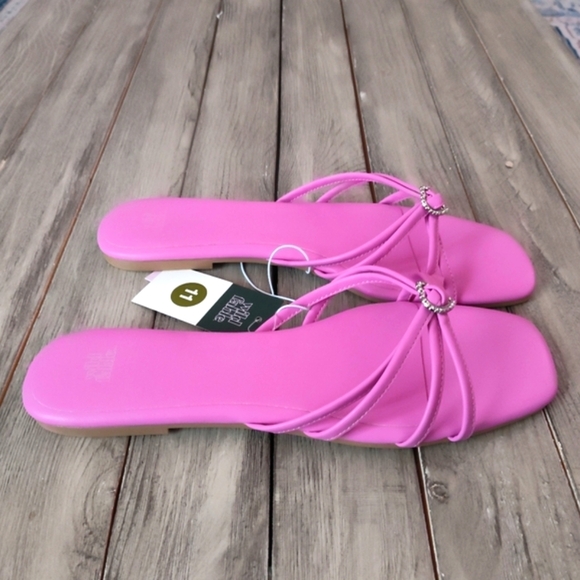 New Wild Fable Pink Heart Charm Strappy Sandals in Pink Size 11 🩷 - Picture 4 of 6
